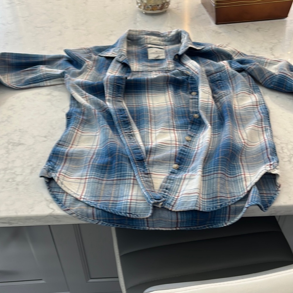 Light women’s  flannel American Eagle. Worn once. No wear and tear Excellent con
